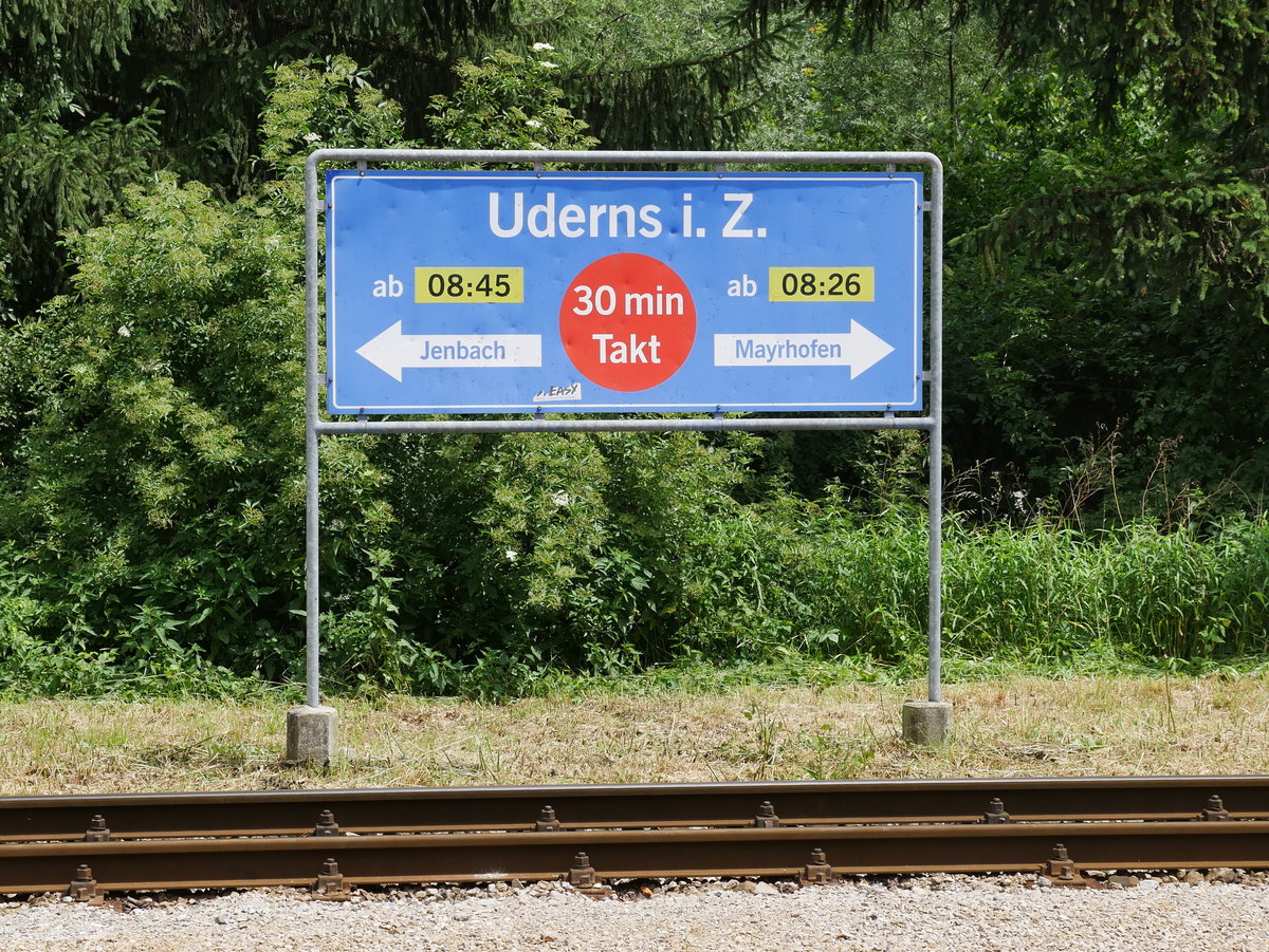 Solche für jedermann verständliche  Fahrplan -Tafeln gibt es an allen Stationen der Zillertalbahn. Ähnliche Schilder würde man sich auch an anderen Strecken wünschen; Uderns, 08.06.2018
