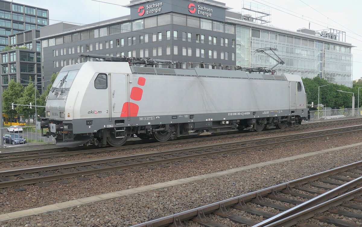 Solo durch den Dresdner Hauptbahnhof fahrende TRAXX Ms2e mit der Nummer 186 360 von AKIEM im Juni 2026