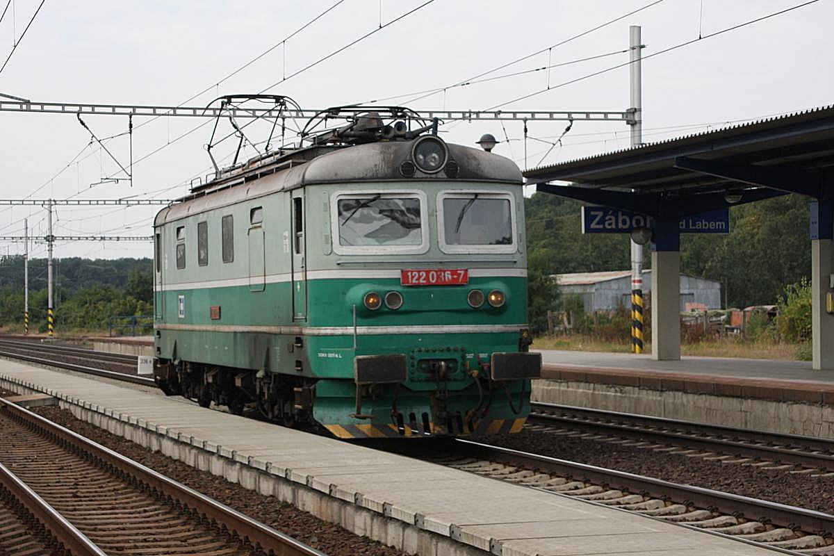 Solo fährt 122036 am 13.9.2009 durch den Bahnhof Zabori nad Labem in Richtung
Pardubitz.