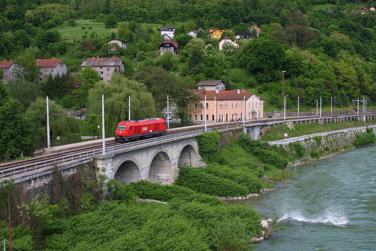 Solo fährt ein ÖBB Herkules am 14.5.2013 talwärts Richtung Zidani Most durch den
Bahnhof Hrastnik an der Sava.