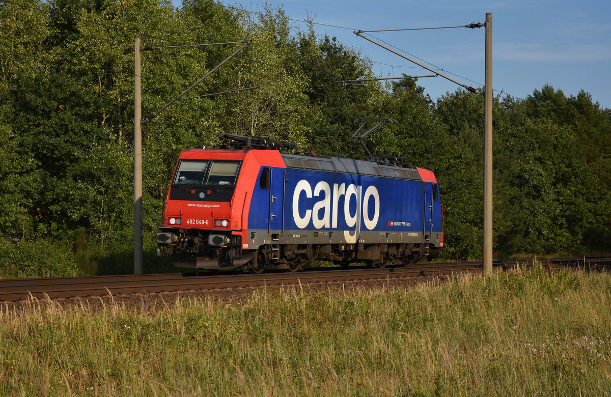Solo kam 482 048-6 der SBB-Cargo aus Richtung Schwerin. 3km östlich von Büchen, 16.08.2018.