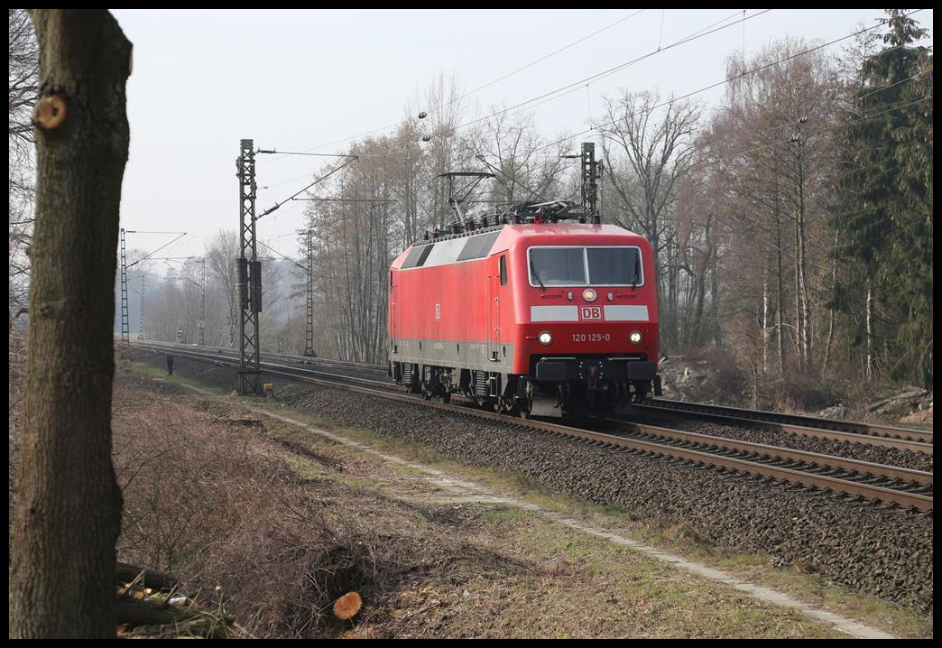Solo kam mir am 28.02.2019 um 10.44 Uhr die DB 120125-0 am Ortsrand von Hasbergen vor die Linse, als sie auf der Rollbahn in Richtung Osnabrück unterwegs war.