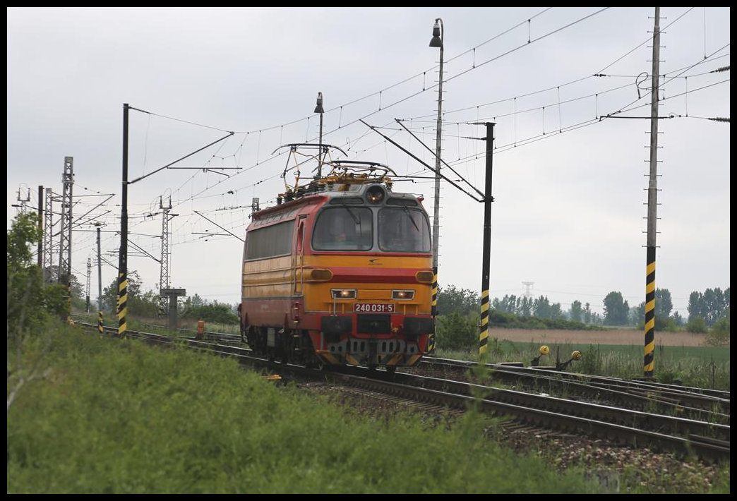Solo kehrt hier die Laminatka 240031 am 12.5.2019 vom Grenzbahnhof Sturovo zurück und ist bei Tvrdosovce in Richtung Sala unterwegs.