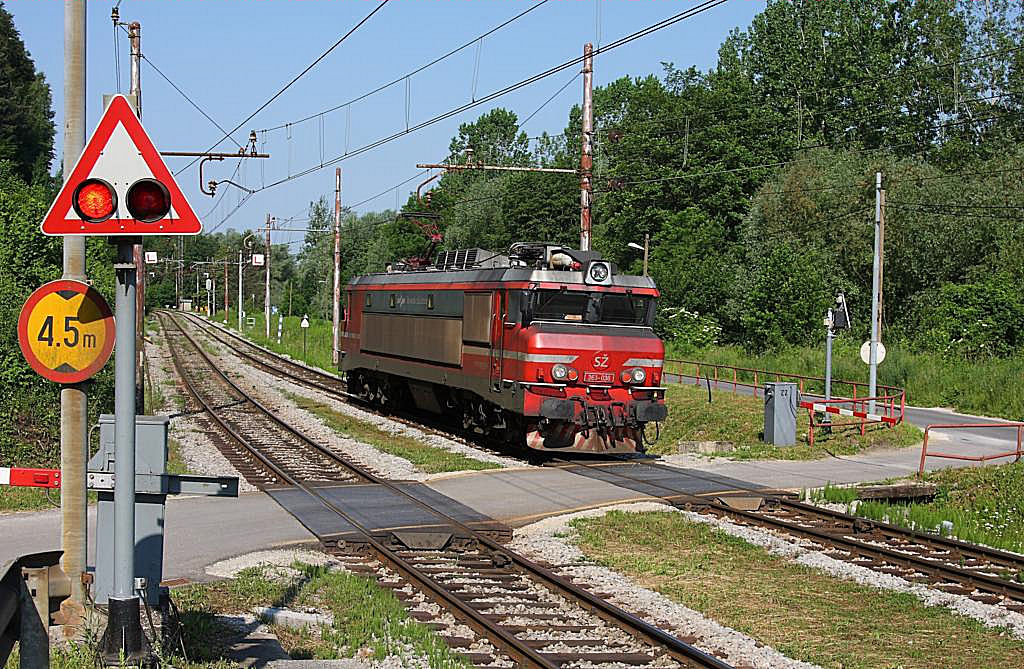 Solo kommt am 24.5.2011 die Sz Elektrolok 363036 aus Lubljana in Richtung Zidani Most daher.