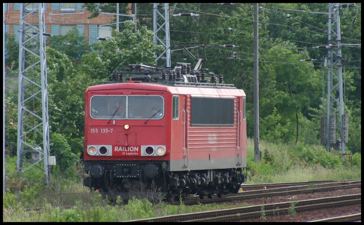 Solo nähert sich hier von Süden kommend am 1.6.2007 die Railion 155135-7 dem Bahnhof Berlin Schönefeld.