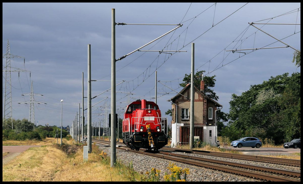Solo passiert hier die Gravita 261082 in Richtung Köthen fahrend am 26.08.2020 um 10.00 Uhr den Schrankenposten bei Braschwitz.