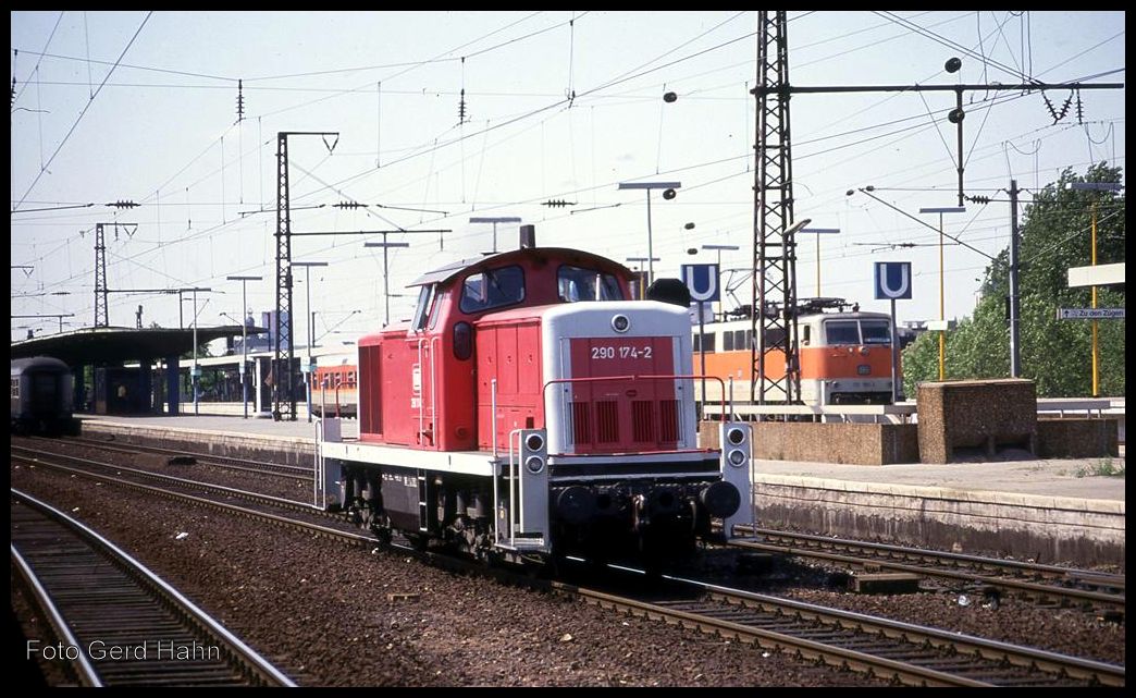 Solo rollte 290174 am 21.5.1992 durch den Deutzer Bahnhof in Köln.