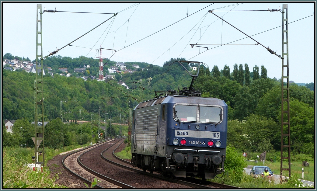 Solo unterwegs bei Erpel am Rhein im Juni 2013.Die 143 186-5 der RBH Logistics.