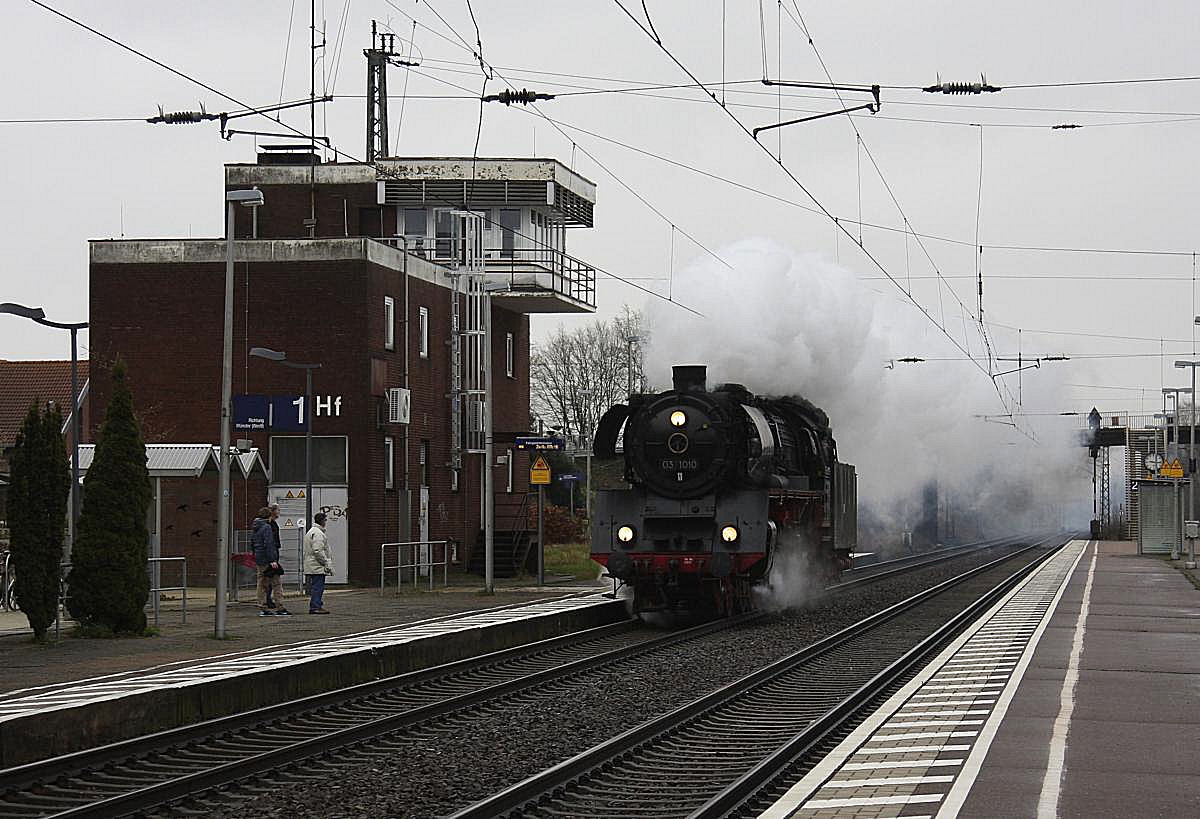 Solo war 031010 am 16.03.2014 um 09.15 Uhr auf der  Rollbahn  nach Köln unterwegs. Hier passiert die Lokomotive gerade das Stellwerk im Bahnhof Hasbergen.