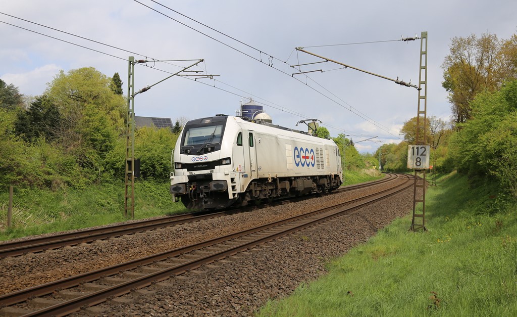 Solo war am 22.04.2024 die Euro Dual Lokomotive 159218 von ECCO Rail auf der Rollbahn unterwegs.
Um 14.09 Uhr kam sie in Richtung Münster fahrend durch die Bauernschaft Osnabrück Hörne.