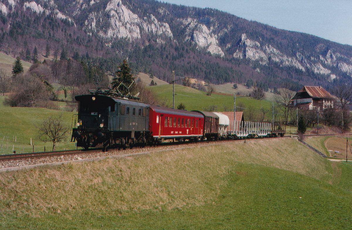Solothurn-Moutier Bahn/SMB.
Erinnerungen an die Be 4/4 Lokomotiven im Personen- und Güterverkehr.
Die SMB hat ihren Betrieb auf der Strecke Solothurn-Moutier am 1. August 1908 aufgenommen.
Nachdem sie von 1997 bis 2006 in die Regionalverkehr Mittelland AG integriert gewesen ist, war sie ein Teil der BLS. Heute verkehren auf dieser Strecke die ehemaligen RM/BLS GTW RABe 280-286 im Dienste der SBB.
Die von SLM/SAAS gebauten Be 4/4, EBT 101 - 108, SMB 171 - 172 wurden in den Jahren 1932 bis 1944 in Betrieb genommen. Der Abbruch erfolgte im Jahre 2000.
Der morgendliche Güterzug zwischen Grandval und Moutier am 31. März 1993.
Foto: Walter Ruetsch