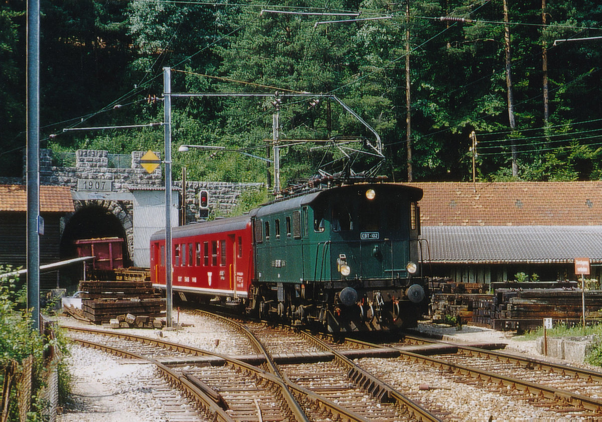 Solothurn-Moutier Bahn/SMB.
Erinnerungen an die Be 4/4 Lokomotiven im Personen- und Güterverkehr.
Die SMB hat ihren Betrieb auf der Strecke Solothurn-Moutier am 1. August 1908 aufgenommen.
Nachdem sie von 1997 bis 2006 in die Regionalverkehr Mittelland AG integriert gewesen ist, war sie ein Teil der BLS. Heute verkehren auf dieser Strecke die ehemaligen RM/BLS GTW RABe 280-286 im Dienste der SBB.
Die von SLM/SAAS gebauten Be 4/4, EBT 101 - 108, SMB 171 - 172 wurden in den Jahren 1932 bis 1944 in Betrieb genommen. Der Abbruch erfolgte im Jahre 2000.
Güterzug mit der Be 4/4 102 vor dem Portal des Weissensteintunnels in Oberdorf im Juli 1990.
Foto: Walter Ruetsch 