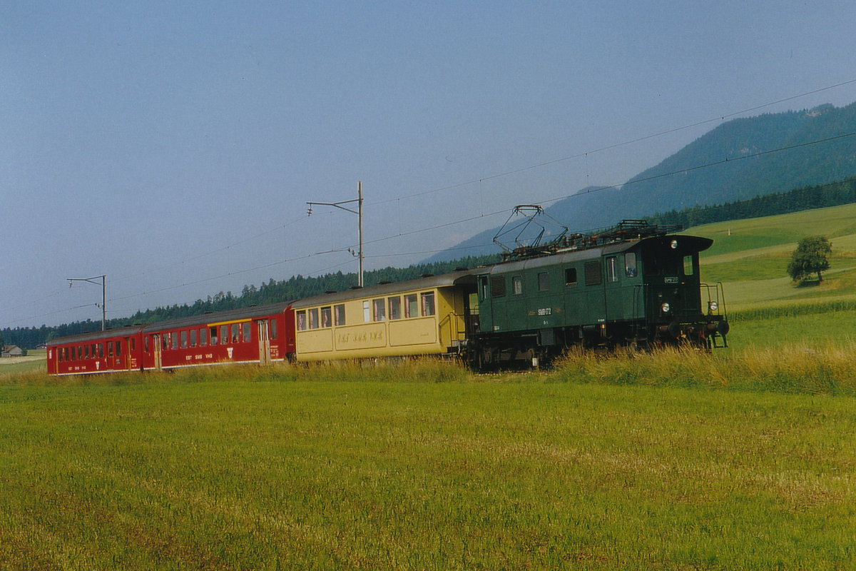 Solothurn-Moutier Bahn/SMB.
Erinnerungen an die Be 4/4 Lokomotiven im Personen- und Güterverkehr.
Die SMB hat ihren Betrieb auf der Strecke Solothurn-Moutier am 1. August 1908 aufgenommen.
Nachdem sie von 1997 bis 2006 in die Regionalverkehr Mittelland AG integriert gewesen ist, war sie ein Teil der BLS. Heute verkehren auf dieser Strecke die ehemaligen RM/BLS GTW RABe 280-286 im Dienste der SBB.
Die von SLM/SAAS gebauten Be 4/4, EBT 101 - 108, SMB 171 - 172 wurden in den Jahren 1932 bis 1944 in Betrieb genommen. Der Abbruch erfolgte im Jahre 2000.
Regionalzug mit der SMB Be 4/4 172 bei Lommiswil  unterwegs im Juli 1992. Der Bi 523  SENNHÜTTE  wurde auf Wunsch einer Reisegruppe mitgeführt.  
Foto: Walter Ruetsch
