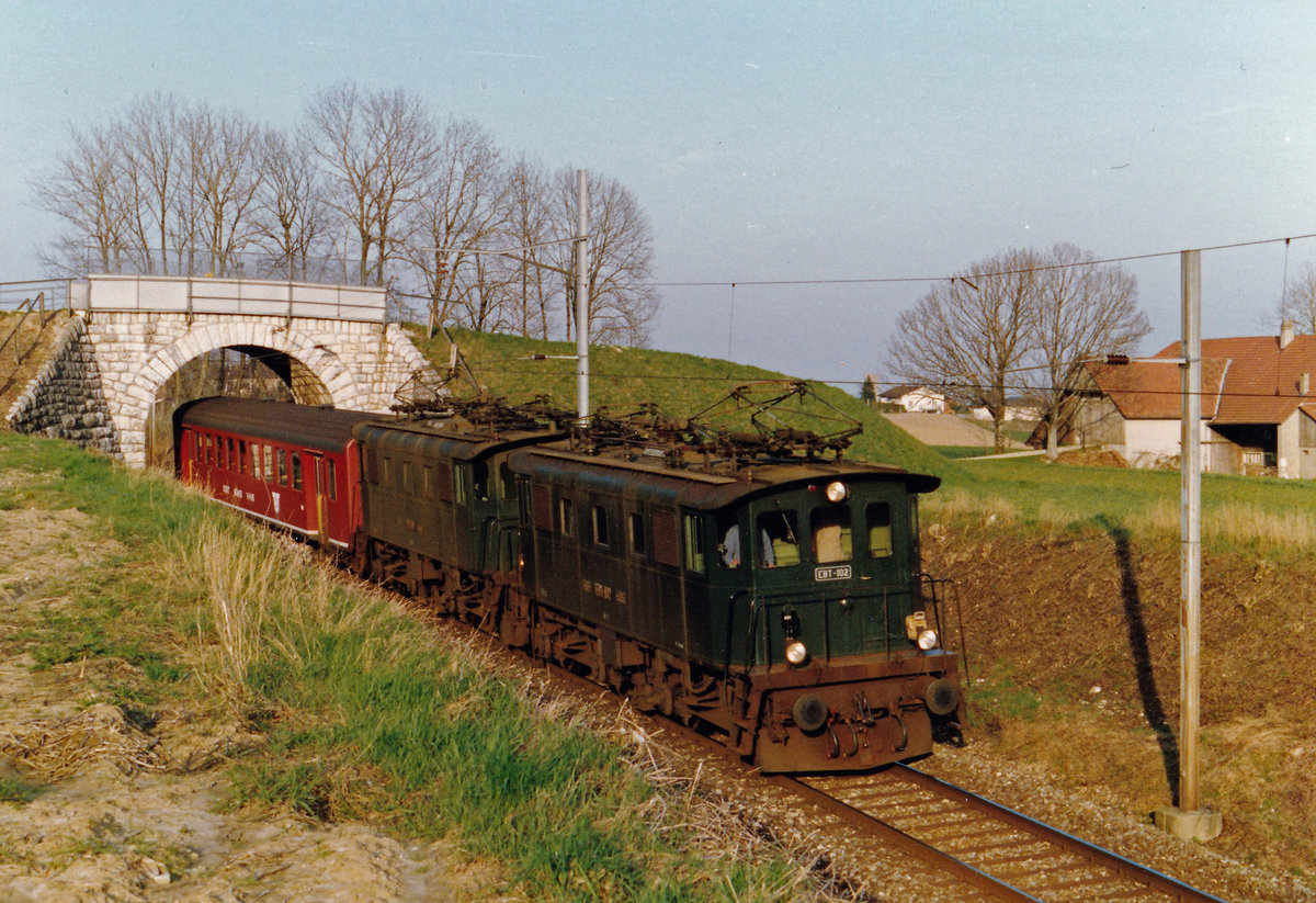 Solothurn-Moutier Bahn/SMB.
Erinnerungen an die Be 4/4 Lokomotiven im Personen- und Güterverkehr.
Die SMB hat ihren Betrieb auf der Strecke Solothurn-Moutier am 1. August 1908 aufgenommen.
Nachdem sie von 1997 bis 2006 in die Regionalverkehr Mittelland AG integriert gewesen ist, war sie ein Teil der BLS. Heute verkehren auf dieser Strecke die ehemaligen RM/BLS GTW RABe 280-286 im Dienste der SBB.
Die von SLM/SAAS gebauten Be 4/4, EBT 101 - 108, SMB 171 - 172 wurden in den Jahren 1932 bis 1944 in Betrieb genommen. Der Abbruch erfolgte im Jahre 2000.
 Gänsbrunnenzug  mit Doppeltraktion Be 4/4 bei Lommiswil im März 1984.
Foto: Walter Ruetsch 