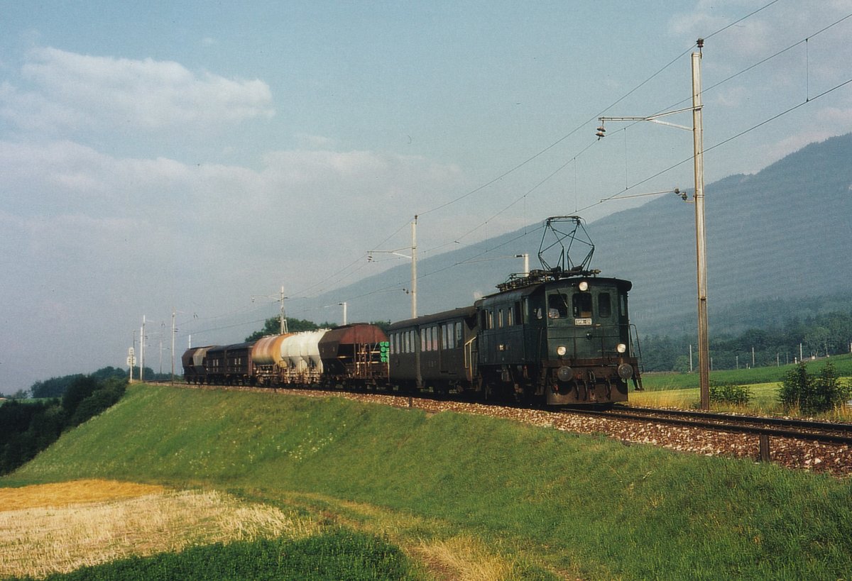 Solothurn-Moutier Bahn/SMB.
Erinnerungen an die Be 4/4 Lokomotiven im Personen- und Güterverkehr.
Die SMB hat ihren Betrieb auf der Strecke Solothurn-Moutier am 1. August 1908 aufgenommen.
Nachdem sie von 1997 bis 2006 in die Regionalverkehr Mittelland AG integriert gewesen ist, war sie ein Teil der BLS. Heute verkehren auf dieser Strecke die ehemaligen RM/BLS GTW RABe 280-286 im Dienste der SBB.
Die von SLM/SAAS gebauten Be 4/4, EBT 101 - 108, SMB 171 - 172 wurden in den Jahren 1932 bis 1944 in Betrieb genommen. Der Abbruch erfolgte im Jahre 2000.
Güterzug mit Be 4/4 171 bei Lommiswil am 2. August 1989.
Foto: Walter Ruetsch 