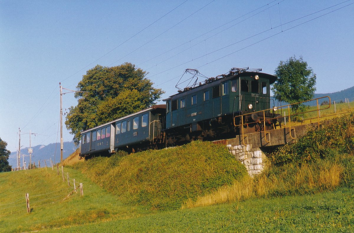 Solothurn-Moutier Bahn/SMB.
Erinnerungen an die Be 4/4 Lokomotiven im Personen- und Güterverkehr.
Die SMB hat ihren Betrieb auf der Strecke Solothurn-Moutier am 1. August 1908 aufgenommen.
Nachdem sie von 1997 bis 2006 in die Regionalverkehr Mittelland AG integriert gewesen ist, war sie ein Teil der BLS. Heute verkehren auf dieser Strecke die ehemaligen RM/BLS GTW RABe 280-286 im Dienste der SBB.
Die von SLM/SAAS gebauten Be 4/4, EBT 101 - 108, SMB 171 - 172 wurden in den Jahren 1932 bis 1944 in Betrieb genommen. Der Abbruch erfolgte im Jahre 2000.
Kurzzug Be 4/4 + BD bei Langendorf im Juni 1992.
Foto: Walter Ruetsch 