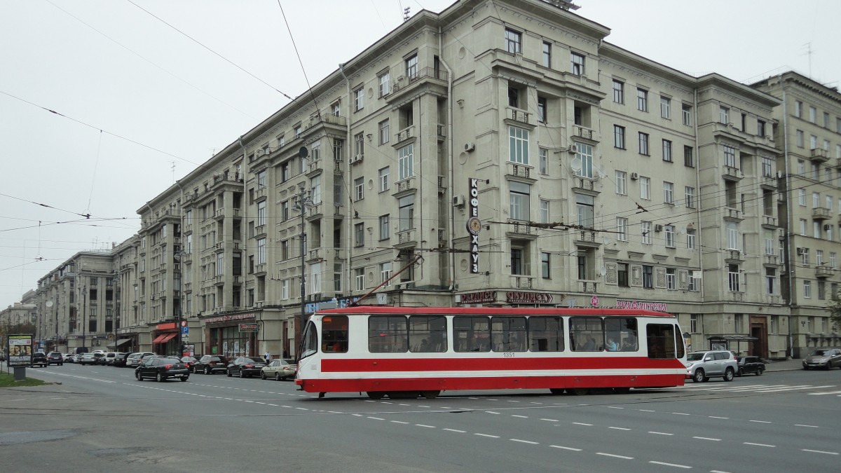 Solowagen 1351, Typ LM-99 am 11.9.2013 in St. Petersburg/Russland.
L=15m, B=2,5m, Leergewicht 20 t, 2x80 kW, 75 km/h, Spur 1524 mm, 550v, DC.
