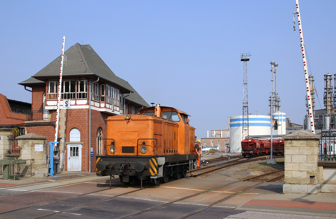 Solvay Alkali GmbH, Werk Bernburg, Lok 1 // Bernburg (Saale); Aufgenommen von einem öffentlichen Bahnübergang. // 30. August 2013