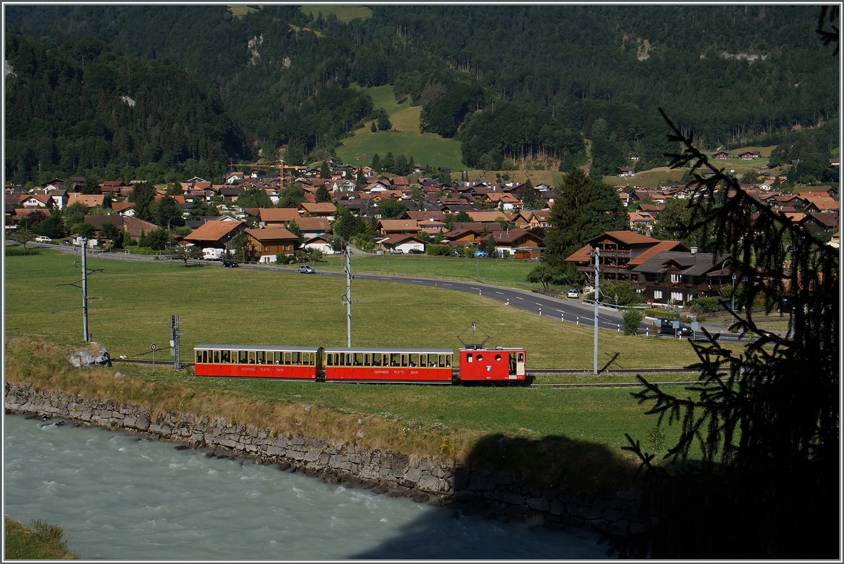 Sommer 2015 - Selbst ein Ausflug in die Berge brachte kaum die übliche Abkühlung: Ein SPB Zug kurz nach Wilderswil auf Berfahrt. 
12. Juli 2015