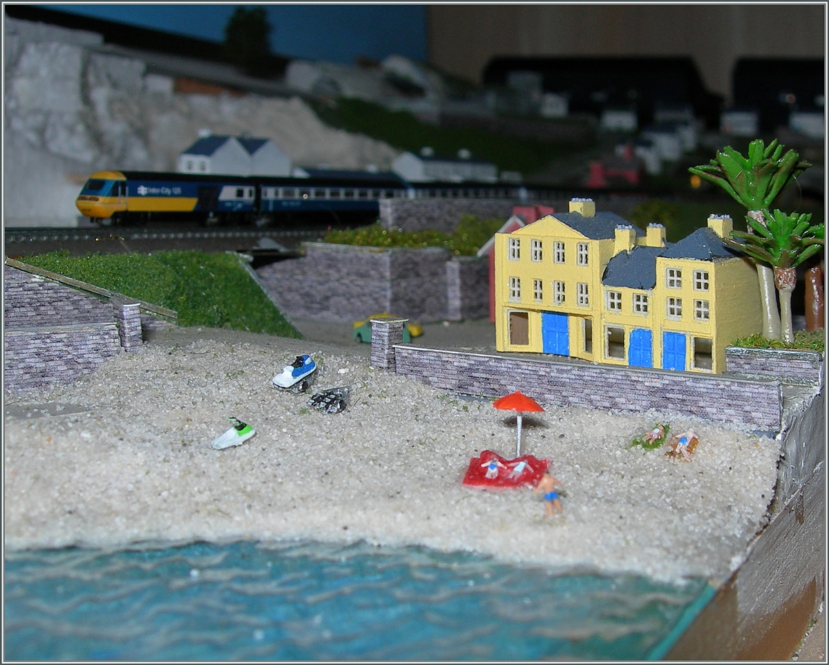 Sommer in Mircobritannien! Am Strand von Saddleford schützen sich nicht zu Unrecht vorsichtige Besucher mit einem Sonnenschrim. 
15. Juli 2014