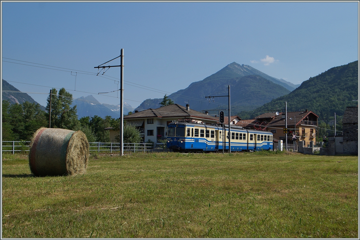 Sommer im Valle D'Ossola: Der SSIF ABe 8/8 22  Ticino , unterwegs als D 32 von Locarno nach Domodossola in der weiten Ebene kurz nach Masera. 
10. Juni 2014