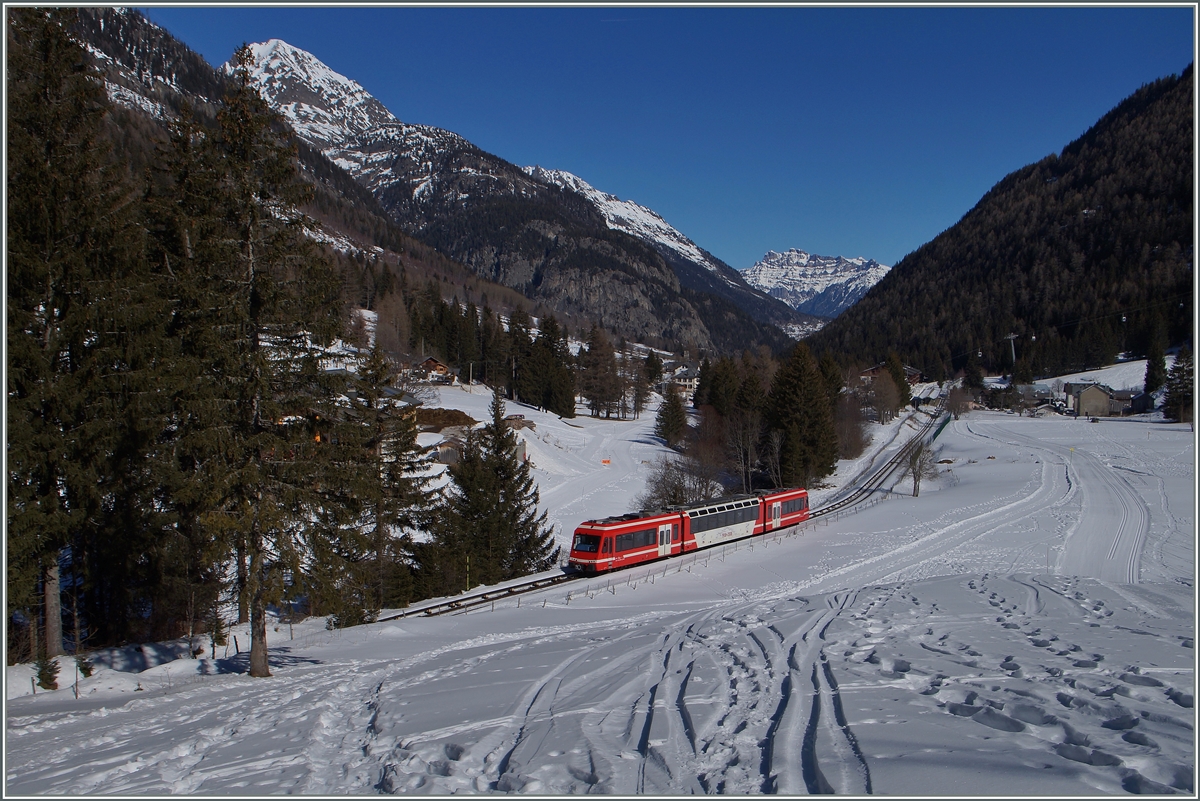 Sommer und WINTER zwischen Vallorcine und Le Buet: Kurz nach Vallorcien ist der TER 18934 Richtung Chamonix unterwegs. 20. Feb. 2015