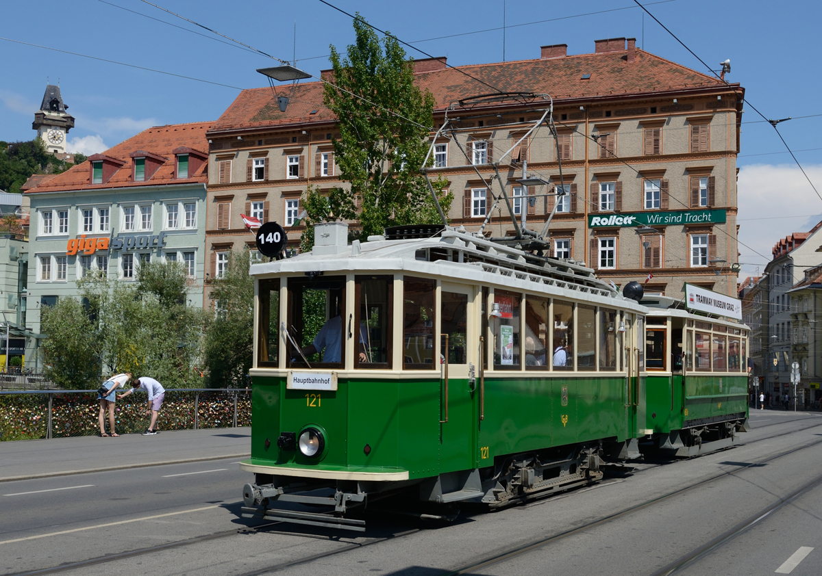 Sommerbim  unterwegs heißt es noch bis zum 02. September 2018 in Graz wo anlässlich des 140-Jahrjubiläums der Straßenbahn jeden Freitag, Samstag und Sonntag von 09:00 bis 18:00 Uhr im Stundentakt Publikumsfahrten mit Oldtimern zwischen den Stationen Laudongasse und Liebenau Murpark kostenlos stattfinden. Am Samstag den 28. Juli war Tw 121 (Baujahr 1909) samt Beiwagen 60B im Einsatz und wurde von mir auf der Erzherzog-Johann-Brücke bildlich festgehalten. https://www.tramway-museum-graz.at/_lccms_/_00781/Sommerbim.htm?VER=180701231807&MID=275&LANG=ger 