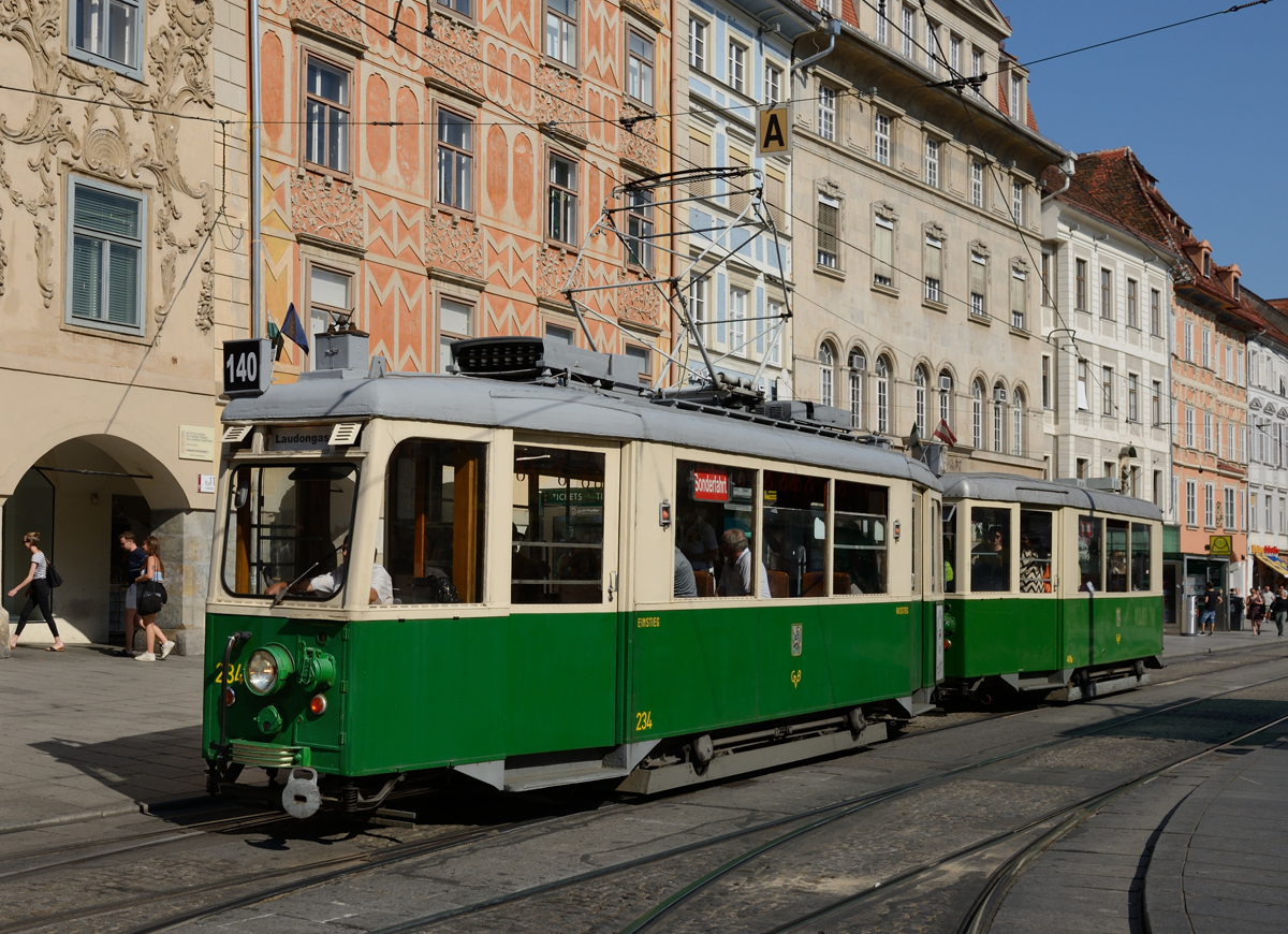  Sommerbim  unterwegs heißt es noch bis zum 02. September 2018 in Graz wo anlässlich des 140-Jahrjubiläums der Straßenbahn jeden Freitag, Samstag und Sonntag von 09:00 bis 18:00 Uhr im Stundentakt Publikumsfahrten mit Oldtimern zwischen den Stationen Laudongasse und Liebenau Murpark kostenlos stattfinden. Am Sonntag den 12. August 2018 war Tw 234 samt Beiwagen 401B im Einsatz und wurde von mir am Hauptplatz bildlich festgehalten. https://www.tramway-museum-graz.at/_lccms_/_00781/Sommerbim.htm?VER=180701231807&MID=275&LANG=ger 