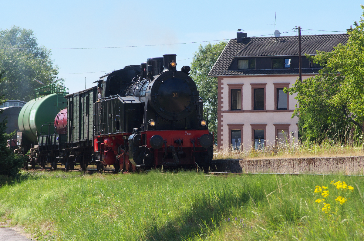 Sommerdampf auf der ehemaligen Merzig-Büschfelder-Eisenbahn. Der MECL veranstaltet am ersten Wochenende im August sein Bahnhofsfest in Losheim (am See). Viele Sonderfahrten werden durchgeführt und es gibt immer eine Bahnpostausstellung. Lok 34 (Henschel, ex. Saarbergwerke) ist mit einem Dampfzug zur Dellborner Mühle unterwegs und erreicht hier gerade das Areal des ehemaligen Bahnhof Niederlosheim. Bahnstrecke 9321 Merzig - Büschfeld am 01.08.2015