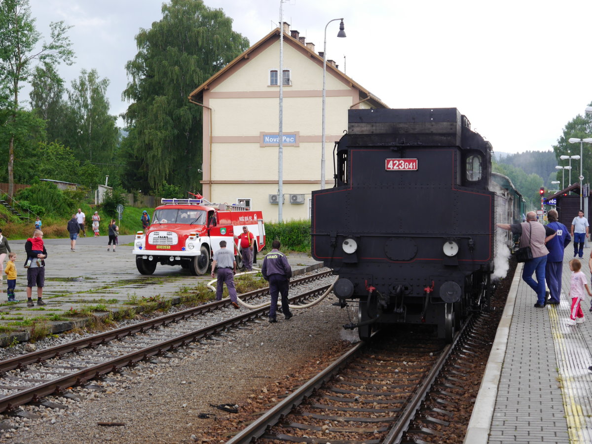 Sommerdampf im Böhmerwald, 24.07.2016
Tatra T148 spendet Wasser in Nova Pec
