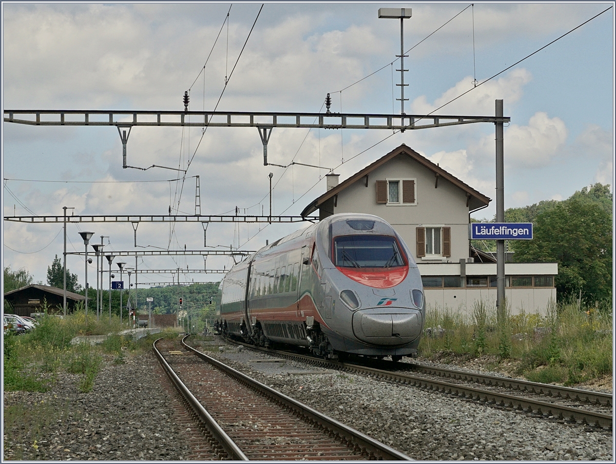 SOMMERFAHRPLAN: auch der als EC 10150 verkehrende FS Trenitalia ETR 610 kommt in den Genuss der Fahrt über die 1858 eröffnete Alte Hauenstein Strecke. (Auf der Rückfahrt nach Milano gab es dann noch eine kleine Umleitung via GBS...)  
Läufelfingen, den 11. Juli 2018