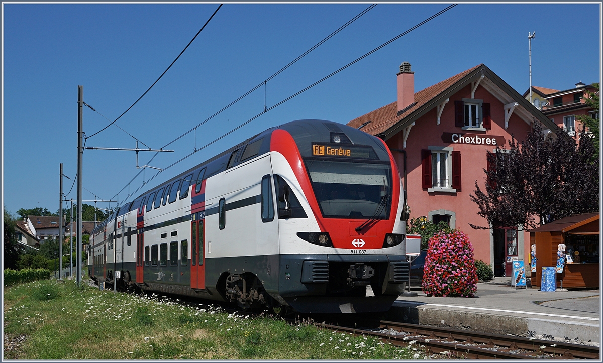 SOMMERFAHRPLAN: Der SBB RABe 511 037 als RE 30214 von Fribourg nach Genève bei der Durchfahrt in Chexbres. Durch den Halbstundentakt der RE ist die Strecke voll belegt und die  Regionalzüge Vevey - Puidoux-Chexbres werden durch Busse ersetzt.
10. Juli 2018