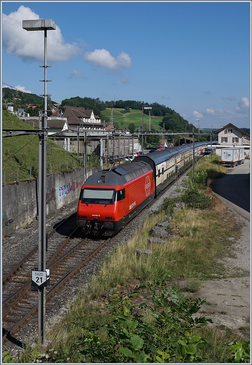 SOMMERFAHRPLAN nennen die SBB ein Baustellen bedingter Fahrplan der zwischen Ende Juni und Ende August 2018 etwas Abwechslung in den Bahnalltag bringt. In der Nord-Westschweiz wird die Strecke Tecknau - Gelterkinden saniert und ist nur einspurig befahrbar. Die IC 61 und IR 27 werden auf der Fahrt von Süd nach Nord deshalb via Alte Hauensteinlinie umgeleitet. 
Das Bild zeigt die SBB Re 460 097-9 mit dem IC 10162 von Interlaken Ost nach Basel SBB bei der Durchfahrt in Läufelfingen.
11. Juli 2018