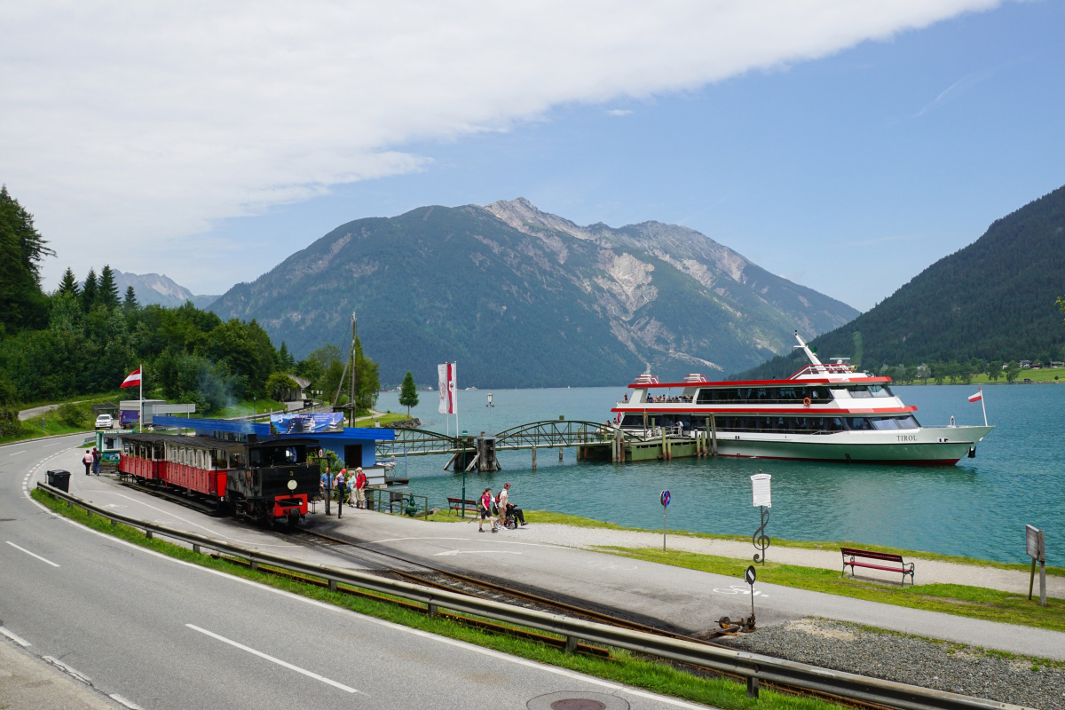 Sommerferien 2016 im Zillertal: Bei der Station Seespitz besteht für die Fahrgäste der Achenseebahn eine direkte Umstiegsmöglichkeit zur Achenseeschiffahrt. Am 22.07.2016 steht die Lok 3 bei der Station Seespitz, während die MS Tirol abwartet, bis alle Fahrgäste vom Zug umgestiegen sind.