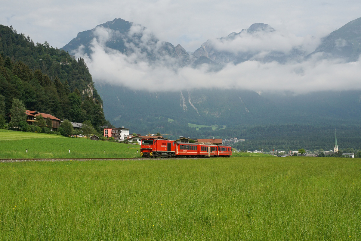 Sommerferien 2016 im Zillertal: D 15 mit einem Regionalzug Richtung Mayrhofen am 23.07.2016 bei Strass im Zillertal.