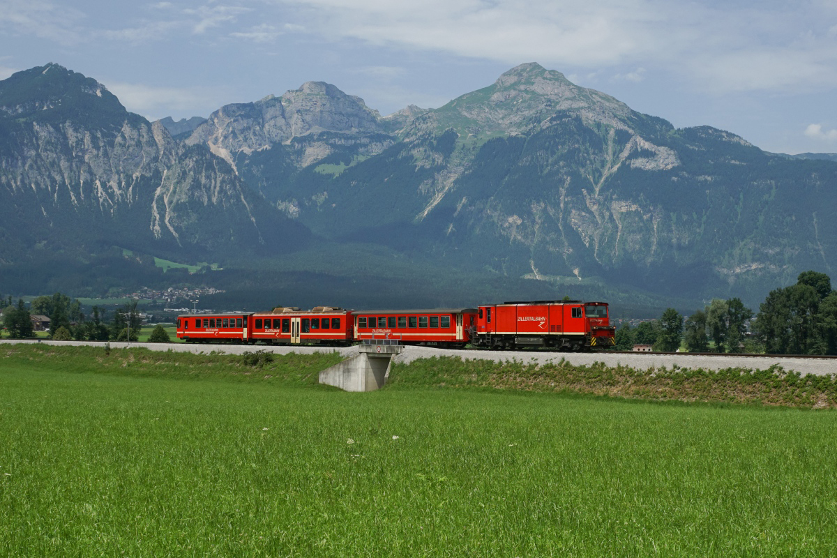 Sommerferien 2016 im Zillertal: Die Diesellok D 15 der Zillertalbahn erreicht am 21.07.2016 mit dem R 145 nach Mayrhofen Schlitters.