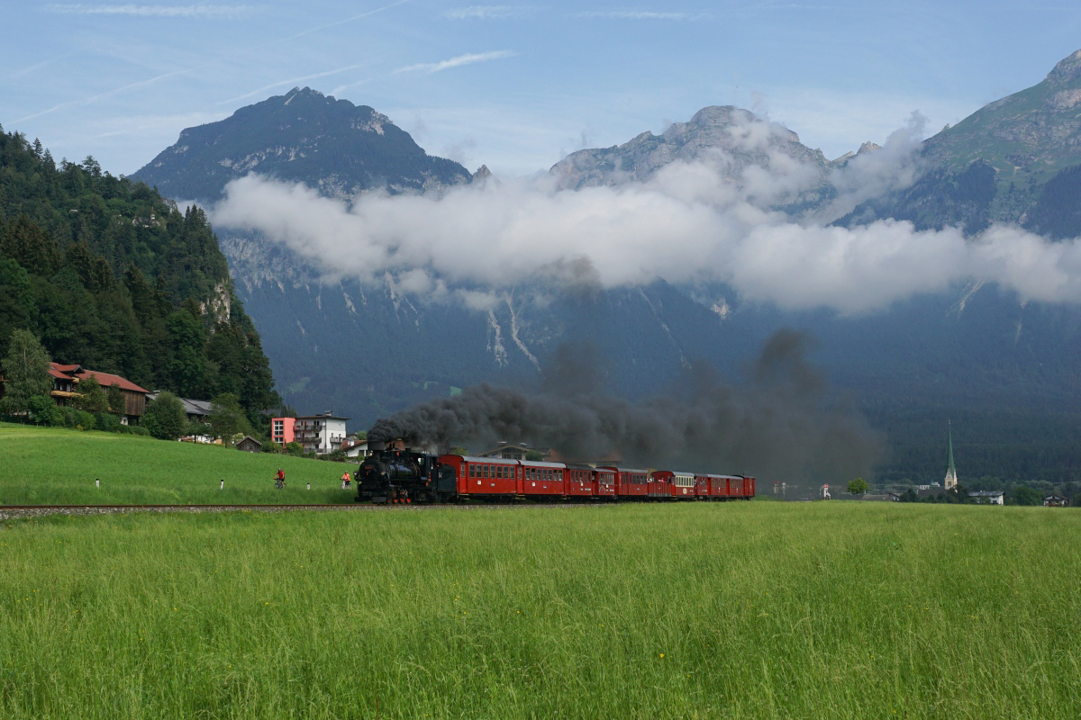 Sommerferien 2016 im Zillertal: Lok 4 der Zillertalbahn mit einem Dampfzug nach Mayrhofen am 22.07.2016 bei Strass im Zillertal.