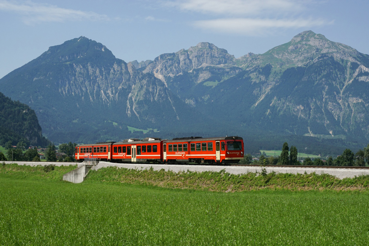 Sommerferien 2016 im Zillertal: VT 8 der Zillertalbahn auf dem Weg nach Mayrhofen am 21.07.2016 bei Schlitters.