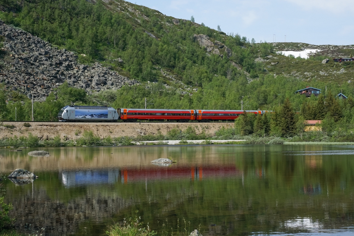 Sommerferien in Skandinavien, 1. Teil: An der Bergenbahn: Ausgangs Haugastøl konnte ich am 05.07.2015 die El 18 2241 mit dem Rt 601 aufnehmen.