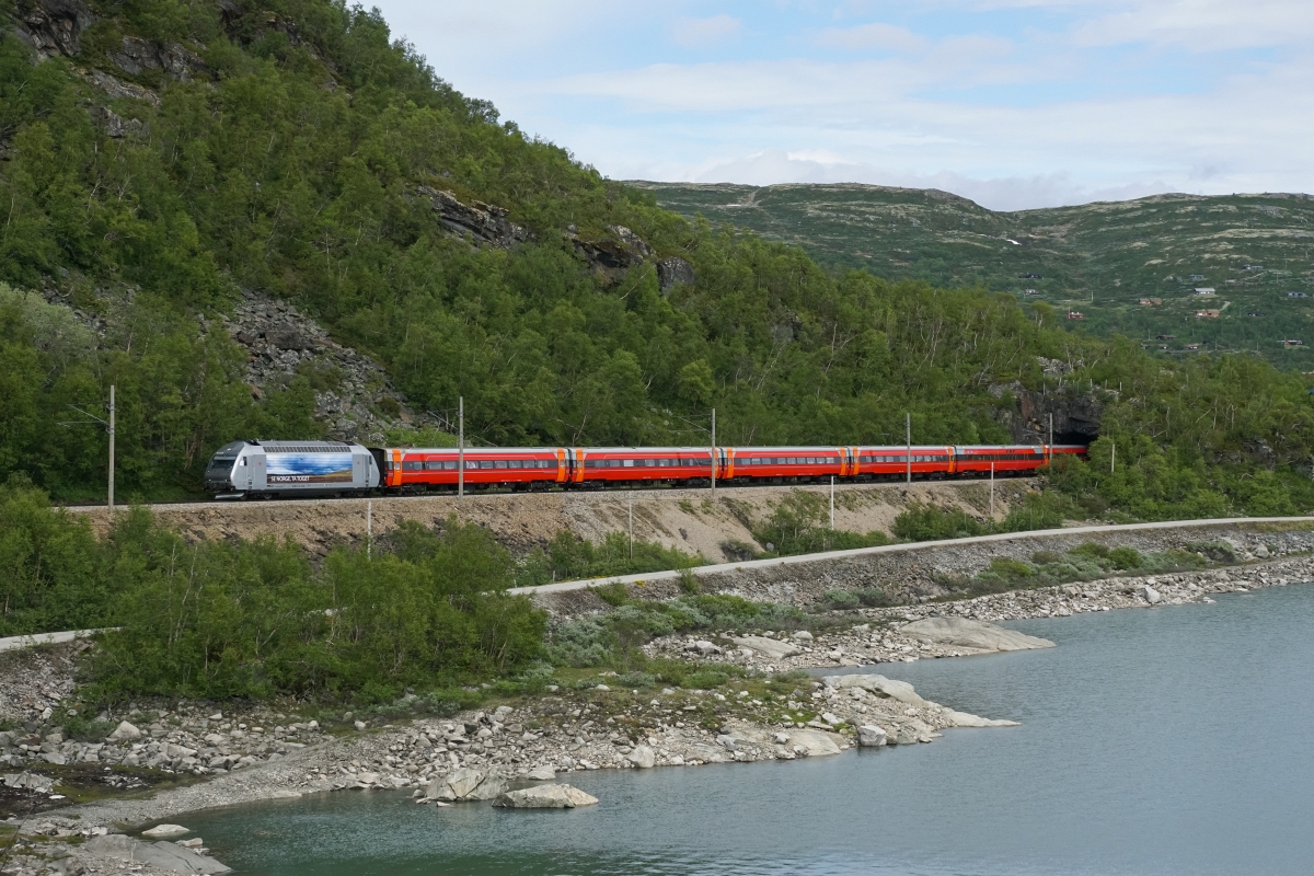Sommerferien in Skandinavien, 1. Teil: An der Bergenbahn: El 18 2248 erklimmt am 07.07.2015 die ersten Meter vom 988 Meter über Meer gelegenen Haugastøl hinauf zum 1222 Meter über Meer gelegenen Finse.  