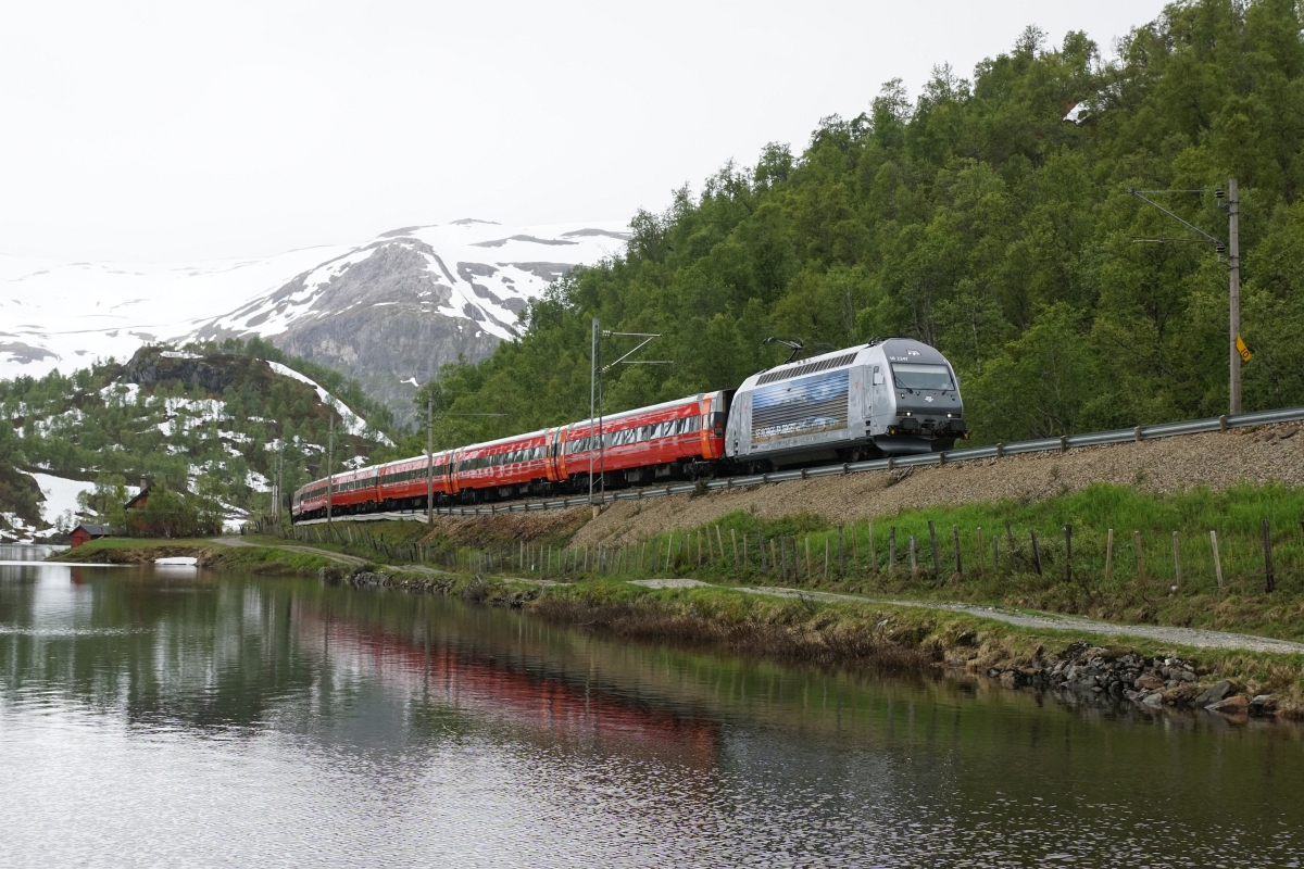 Sommerferien in Skandinavien, 1. Teil: An der Bergenbahn: Bei leider ziemlich bescheidenem Wetter zieht die El 18 2247 am 09.07.2015 einen Regiontog von Bergen Richtung Oslo. Das Bild wurde bei Vieren aufgenommen.