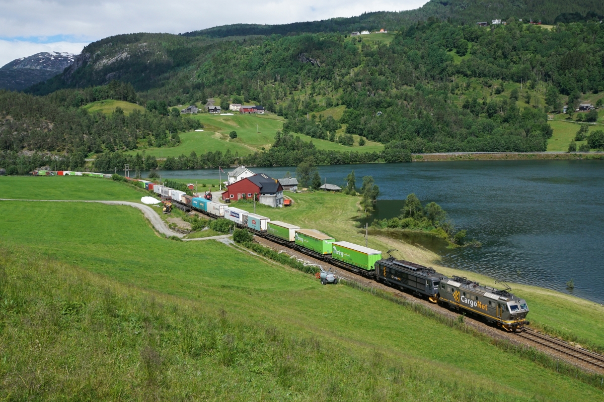 Sommerferien in Skandinavien, 1. Teil: An der Bergenbahn: Am 10.07.2015 konnte ich dieses seltene Gespann, bestehend aus der CargoNet El 16 2202 und der CargoNet El 14 2173, bei Seimsgrend ablichten.