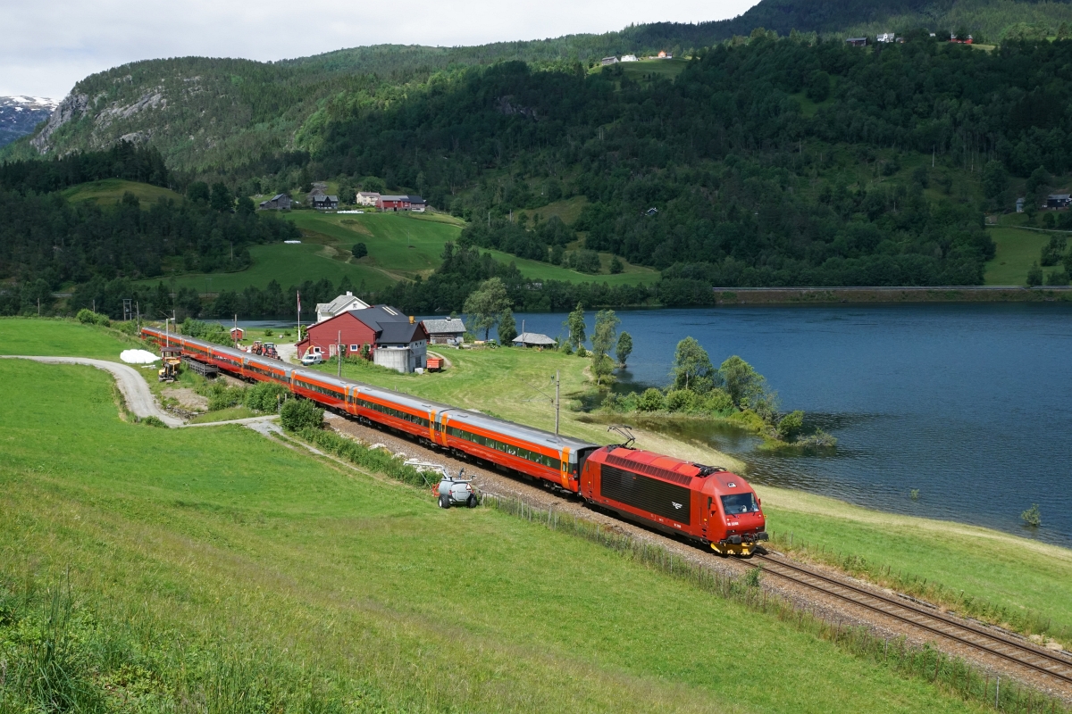 Sommerferien in Skandinavien, 1. Teil: Das letzte Bild von der Bergenbahn zeigt die El 18 2258 am 10.07.2015 mit dem Rt 602 bei Seimsgrend.