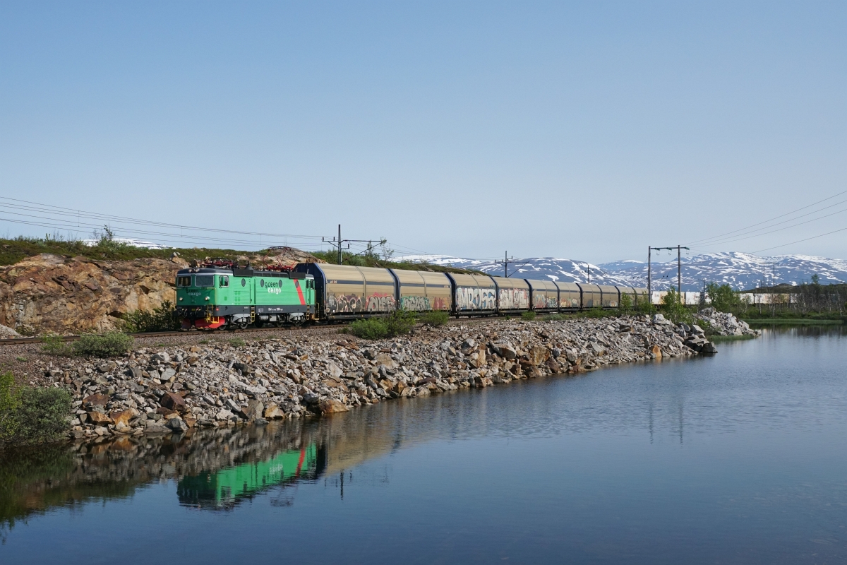 Sommerferien in Skandinavien, 2. Teil: An der Malmbahn: Den zweiten Teil meiner Skandinavienreise verbrachte ich an der Erzbahn Kiruna-Narvik. Ich hatte es dort vor allem auf die mächtigen IORE-Doppellokomotiven abgesehen. Am Morgen des 12.07.2015 erschien bei Vassijaure jedoch als erstes kein klassischer Erzzug, sondern ein verspäteter Green Cargo-Güterzug, gezogen von der Rc 4 1266.