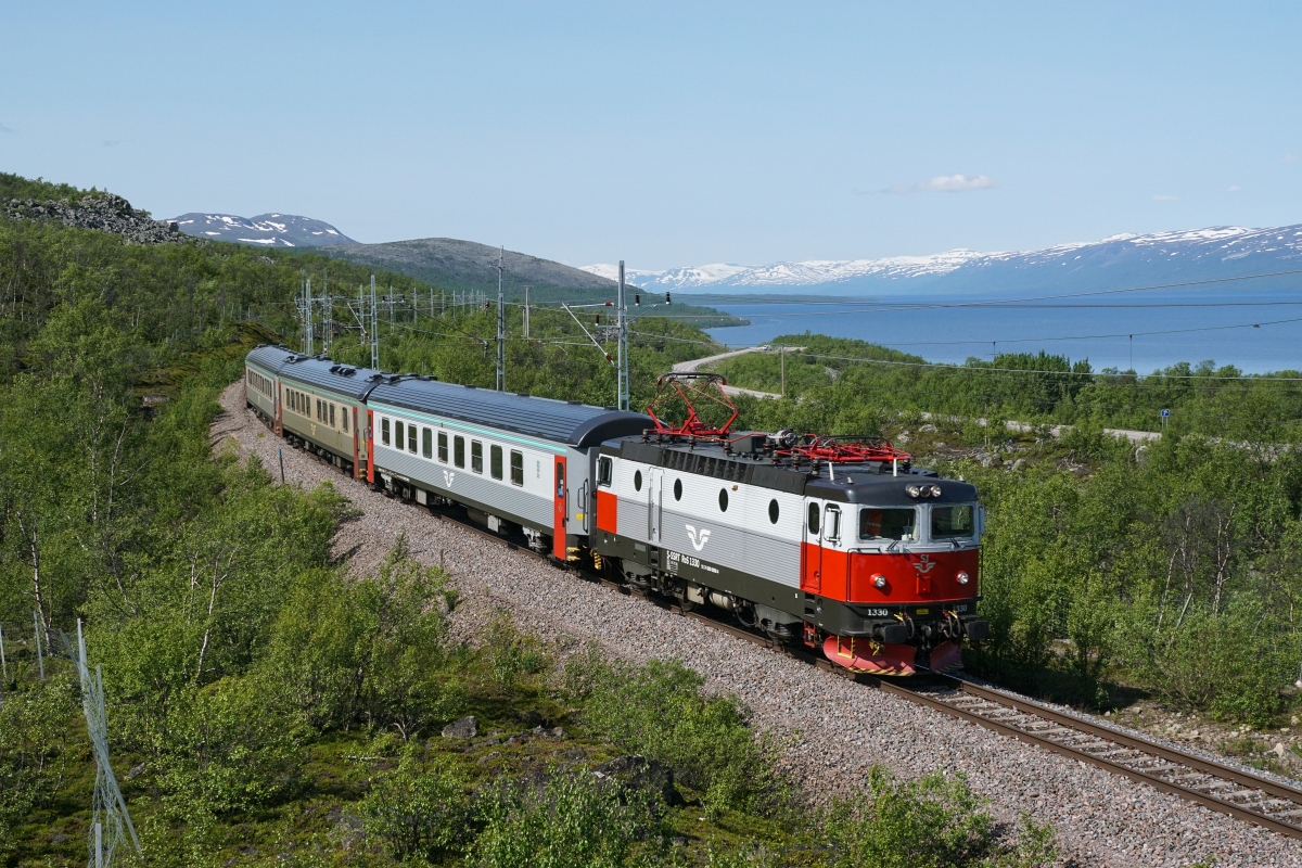 Sommerferien in Skandinavien, 2. Teil: An der Malmbahn: Die RC 6 1330 zieht am 13.07.2015 den kurzen IC 10095 von Narvik Richtung Kiruna, aufgenommen bei Kaisepakte.