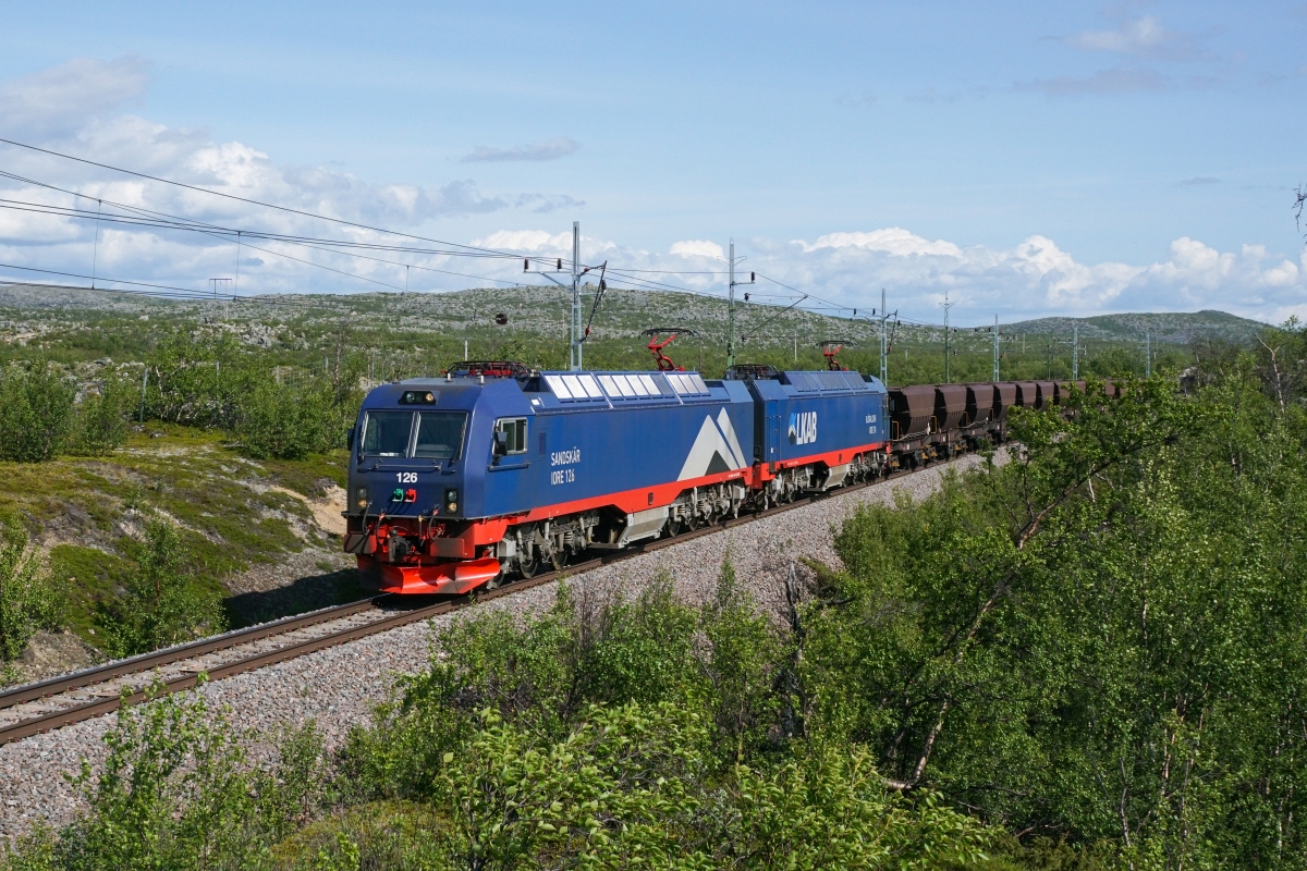 Sommerferien in Skandinavien, 2. Teil: An der Malmbahn: IORE 126 und IORE 110 befinden sich am 15.07.2015 mit einem vollen Erzzug bei Kaisepakte.