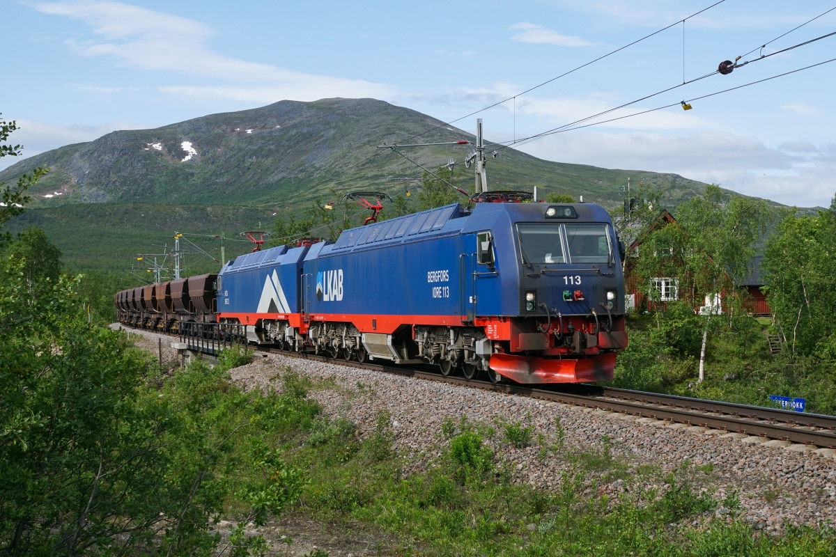 Sommerferien in Skandinavien, 2. Teil: An der Malmbahn: An der Spitze eines leeren Erzzuges fahren die IORE 113 und die IORE 122 am 16.07.2015 in den Bahnhof Bergfors ein.