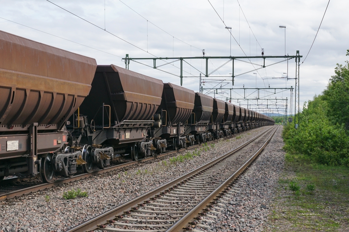 Sommerferien in Skandinavien, 2. Teil: An der Malmbahn: Abschied aus Schweden: Zug 19909 steht am 16.07.2015 im Bahnhof Bergfors und wartet auf den Gegenzug aus Kiruna. An dieser Stelle ein herzliches Dankeschön für alle Kommentare zu meinen Fotos aus Nordeuropa!