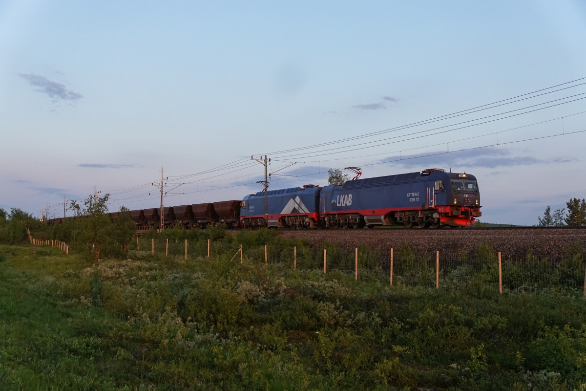 Sommerferien in Skandinavien, 2. Teil: IORE 111 und IORE 128 verlassen am 12.07.2015 Kiruna in Richtung Narvik. Bemerkenswert ist der Aufnahmezeitpunkt: 22:57 Uhr. In Kiruna konnte zu dieser Jahreszeit die Mitternachtssonne beobachtet werden.