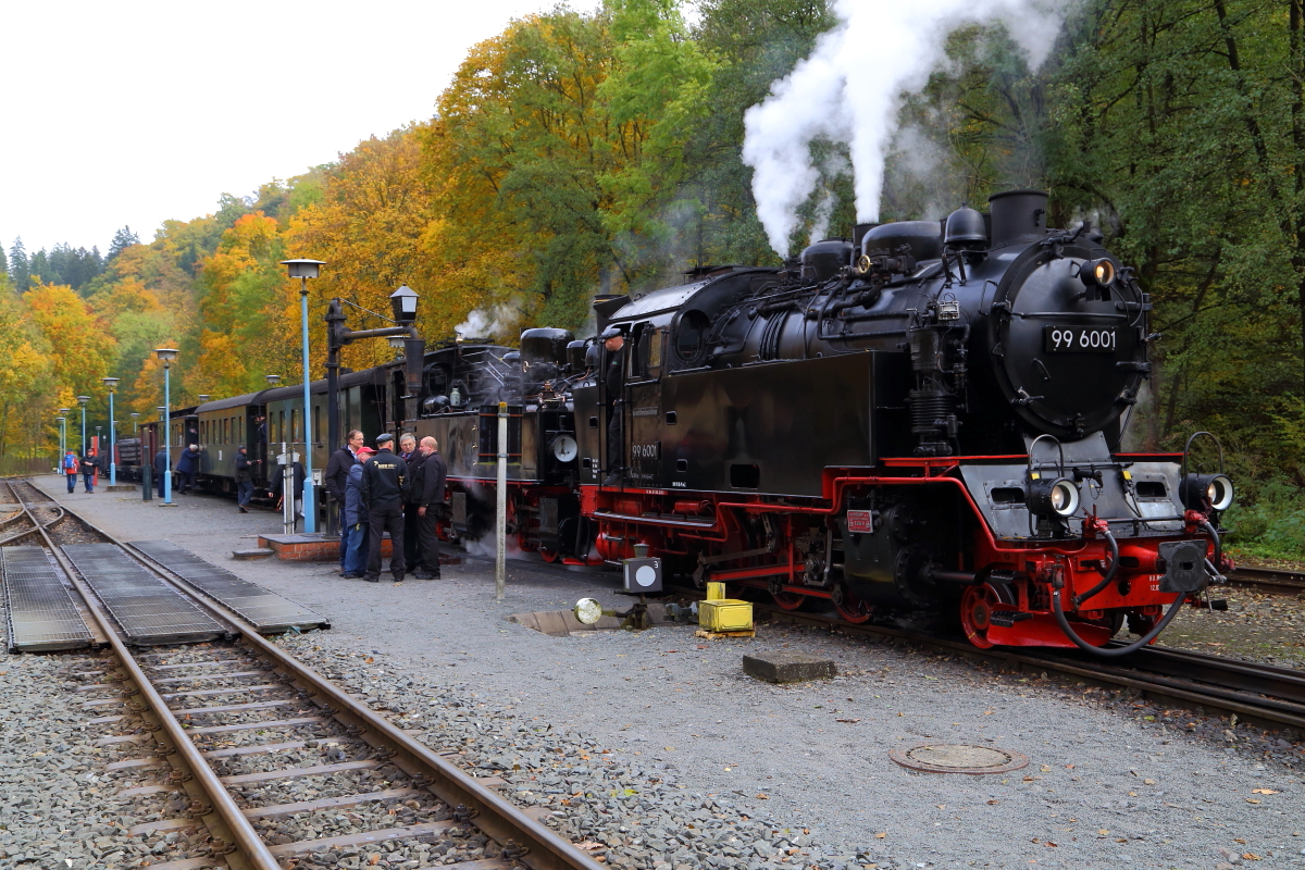 Sonder-PmG der IG HSB am 23.10.2016 abfahrbereit im Bahnhof Alexisbad. Der Kessel von 99 6001 ist auf Höchstdruck, wie man an dem leicht abblasenden Sicherheitsventil direkt vor dem Führerhaus sehen kann, der Heizer schaut heraus und scheint zu sagen:  Chef, alles bereit, kann losgehen! .